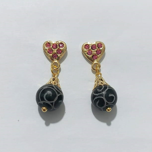 BRINCO FOLHEADO A OURO - BANHADO COM 5 MILÉSIMOS + VERNIZ DIAMOND - BRINCO DE PINO BASE CORAÇÃO COM ZIRCÔNIAS E COM PINGENTE EM ACRÍLICO 30MM - OURO1308