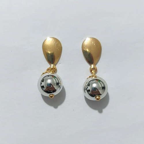 BRINCO FOLHEADO A OURO - BANHADO COM 5 MILÉSIMOS + VERNIZ DIAMOND - BRINCO DE PINO BASE GOTA E PINGENTE EM ACRÍLICO CROMADO 28MM - OURO1309