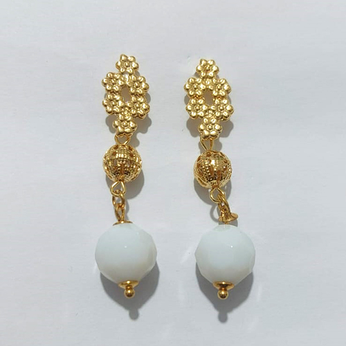 BRINCO FOLHEADO A OURO - BANHADO COM 5 MILÉSIMOS + VERNIZ DIAMOND - BRINCO DE PINO BASE FLOR VAZADA E PINGENTE EM ACRÍLICO BRANCO 45MM - OURO1311
