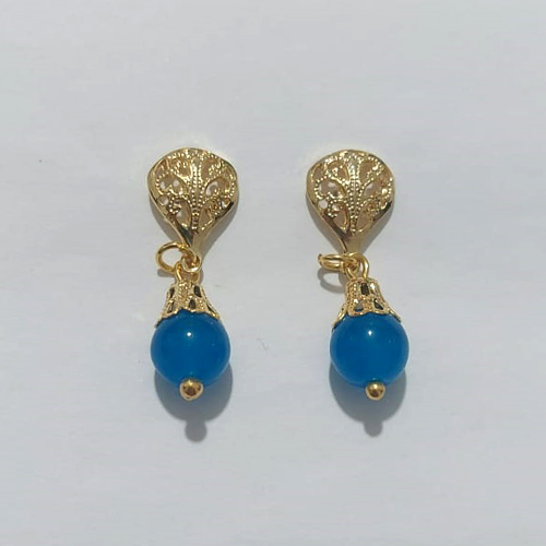 BRINCO FOLHEADO A OURO - BANHADO COM 5 MILÉSIMOS + VERNIZ DIAMOND - BRINCO DE PINO BASE FOLHA E PINGENTE EM ACRÍLICO AZUL 29MM - OURO1317