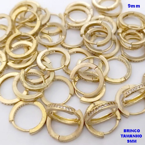BRINCO NO BRUTO PRONTO PARA O BANHO(CX178) - BRINCO ARGOLINHA DE PRESSÃO REDONDO cravejado com uma fileira de zirconia - TAMANHO: 9MM - PESO TOTAL 0,8GR - BRU25452