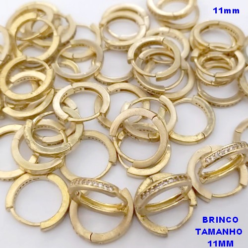 BRINCO NO BRUTO PRONTO PARA O BANHO(CX178) - BRINCO ARGOLINHA DE PRESSÃO REDONDO cravejado com uma fileira de zirconia - TAMANHO: 11MM - PESO TOTAL 1GR - BRU25453