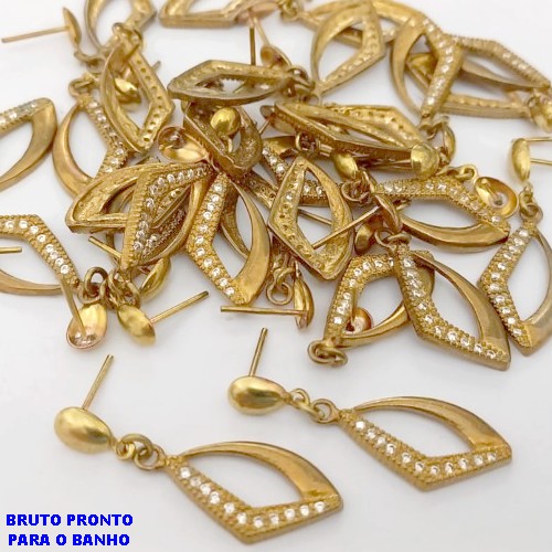 BRINCO NO BRUTO PRONTO PARA O BANHO(CX178) -BRINCO EM ALTA FUSÃO CRAVEJADA PINGENTE DE 2,2CM - PESO TOTAL 2.2GR - BRU25476