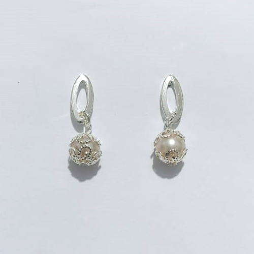 BRINCO FOLHEADO A PRATA COM 50 MILÉSIMOS + VERNIZ DIAMOND - BRINCO BASE OVAL E PÉROLA 8MM - PRA981