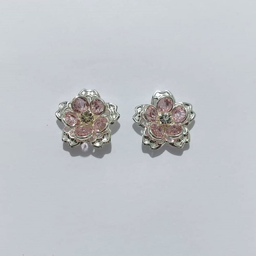 BRINCO FOLHEADO A PRATA COM 50 MILÉSIMOS + VERNIZ DIAMOND - BRINCO DE PINO FLOR COM ZIRCÔNIAS ROSAS E CRISTAL 22MM - PRA983