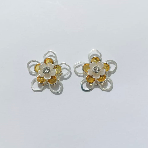 BRINCO FOLHEADO A PRATA COM 50 MILÉSIMOS + VERNIZ DIAMOND - BRINCO DE PINO FLOR COM ZIRCÔNIAS AMARELAS E CRISTAL 26MM - PRA985