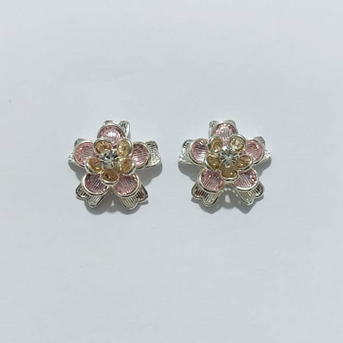 BRINCO FOLHEADO A PRATA COM 50 MILÉSIMOS + VERNIZ DIAMOND - BRINCO DE PINO FLOR COM ZIRCÔNIAS ROSAS E CRISTAL 26MM - PRA986