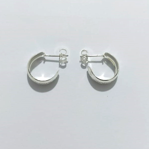 BRINCO FOLHEADO A PRATA COM 50 MILÉSIMOS + VERNIZ DIAMOND - BRINCO DE PINO ARGOLA 6X15MM - PRA988
