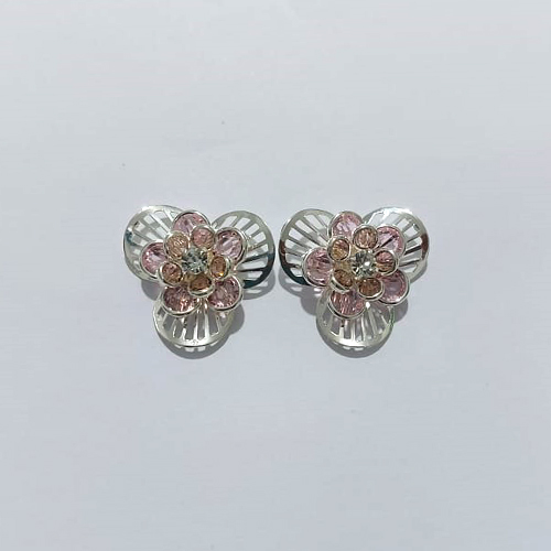 BRINCO FOLHEADO A PRATA COM 50 MILÉSIMOS + VERNIZ DIAMOND - BRINCO DE PINO FLOR COM ZIRCÔNIAS ROSAS E CRISTAL 23MM - PRA992