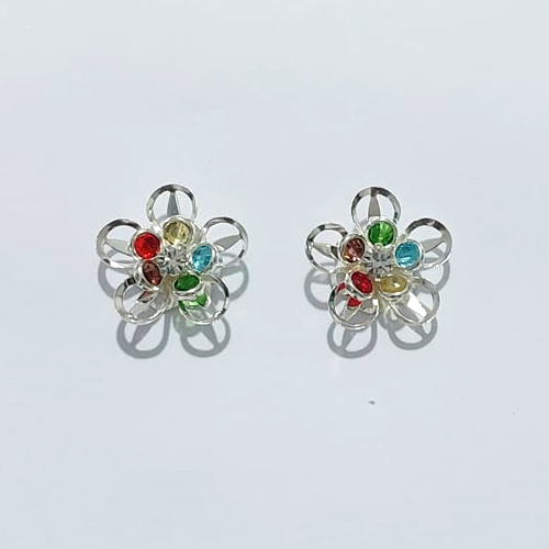BRINCO FOLHEADO A PRATA COM 50 MILÉSIMOS + VERNIZ DIAMOND - BRINCO DE PINO FLOR COM ZIRCÔNIAS COLORIDAS E CRISTAL 20MM - PRA993