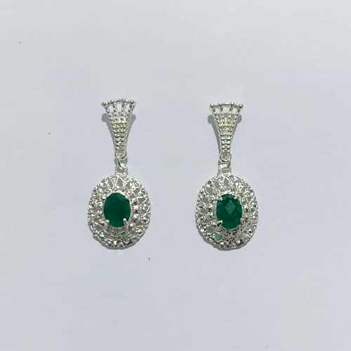BRINCO FOLHEADO A PRATA COM 50 MILÉSIMOS + VERNIZ DIAMOND - BRINCO DE PINO BASE VAZADA E PINGENTE FLOR COM ZIRCÔNIA VERDE 20MM - PRA997
