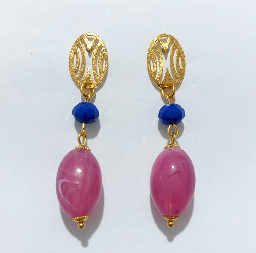 BRINCO FOLHEADO A OURO - BANHADO COM 5 MILÉSIMOS + VERNIZ DIAMOND - BRINCO BASE OVAL VAZADA E PEDRA OVAL NATURAL ROSA 26MM - OURO1222