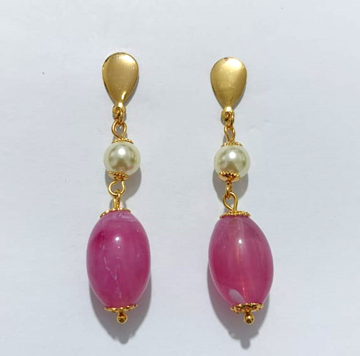 BRINCO FOLHEADO A OURO - BANHADO COM 5 MILÉSIMOS + VERNIZ DIAMOND - BRINCO BASE GOTA COM PÉROLA E PEDRA OVAL NATURAL ROSA 21MM - OURO1223