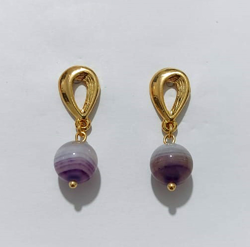 BRINCO FOLHEADO A OURO - BANHADO COM 5 MILÉSIMOS + VERNIZ DIAMOND - BRINCO BASE GOTA VAZADA E PEDRA REDONDA NATURAL LILÁS 10MM - OURO1224