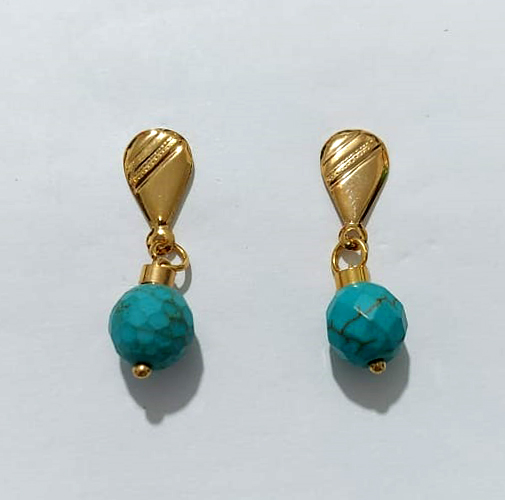 BRINCO FOLHEADO A OURO - BANHADO COM 5 MILÉSIMOS + VERNIZ DIAMOND - BRINCO BASE GOTA E PEDRA NATURAL AZUL 10MM - OURO1227