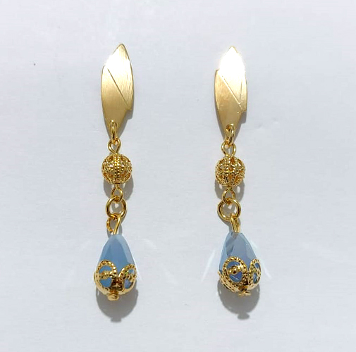 BRINCO FOLHEADO A OURO - BANHADO COM 5 MILÉSIMOS + VERNIZ DIAMOND - BRINCO BASE FOLHA E PEDRA NATURAL AZUL 13MM - OURO1228