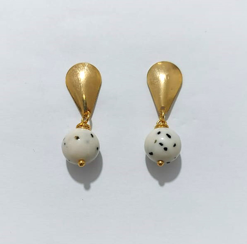 BRINCO FOLHEADO A OURO - BANHADO COM 5 MILÉSIMOS + VERNIZ DIAMOND - BRINCO BASE GOTA E PEDRA NATURAL BRANCA 10MM - OURO1229
