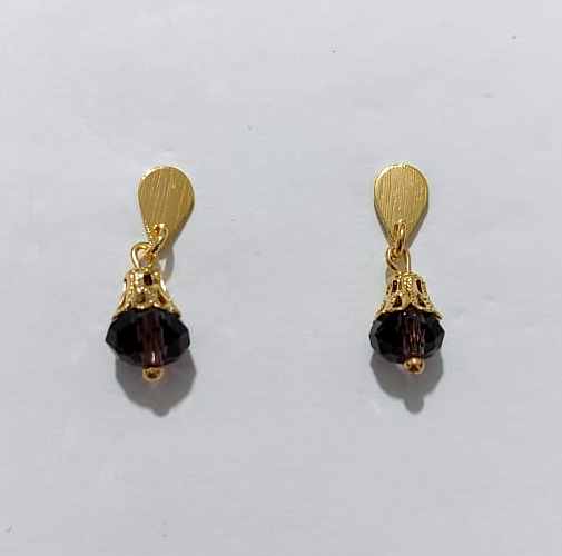 BRINCO FOLHEADO A OURO - BANHADO COM 5 MILÉSIMOS + VERNIZ DIAMOND - BRINCO BASE GOTA E PEDRA NATURAL MARROM 8MM - OURO1230
