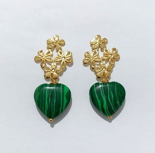 BRINCO FOLHEADO A OURO - BANHADO COM 5 MILÉSIMOS + VERNIZ DIAMOND - BRINCO BASE FLORES E PEDRA NATURAL VERDE LISTRADA 18MM - OURO1231