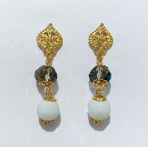 BRINCO FOLHEADO A OURO - BANHADO COM 5 MILÉSIMOS + VERNIZ DIAMOND - BRINCO BASE TRABALHADA E PEDRAS 9MM - OURO1232