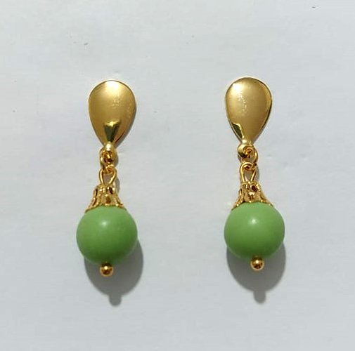 BRINCO FOLHEADO A OURO - BANHADO COM 5 MILÉSIMOS + VERNIZ DIAMOND - BRINCO BASE GOTA E PEDRA NATURAL VERDE 10MM - OURO1233