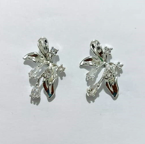 BRINCO FOLHEADO A PRATA COM 50 MILÉSIMOS + VERNIZ DIAMOND - BRINCO DE PINO FOLHAS COM ZIRCÔNIAS 25MM - PRA965