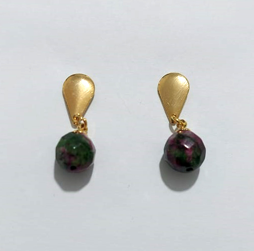 BRINCO FOLHEADO A OURO - BANHADO COM 5 MILÉSIMOS + VERNIZ DIAMOND - BRINCO DE PINO BASE GOTA E PEDRA NATURAL ROXA/VERDE 10MM - OURO1238