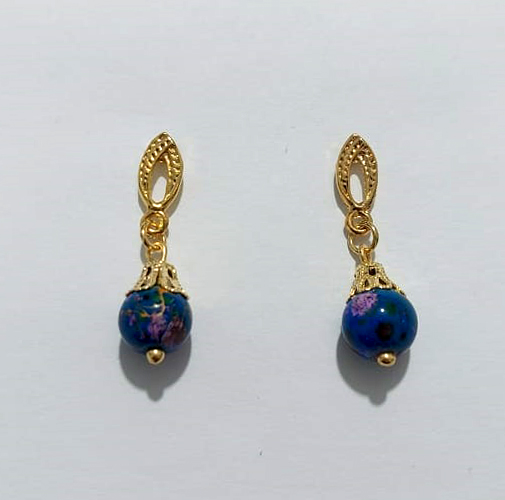 BRINCO FOLHEADO A OURO - BANHADO COM 5 MILÉSIMOS + VERNIZ DIAMOND - BRINCO DE PINO BASE VAZADA E PEDRA NATURAL AZUL/ROSA 7MM - OURO1352