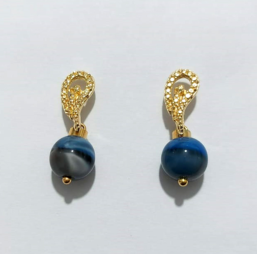 BRINCO FOLHEADO A OURO - BANHADO COM 5 MILÉSIMOS + VERNIZ DIAMOND - BRINCO DE PINO BASE VAZADA E PEDRA NATURAL AZUL 10MM - OURO1356