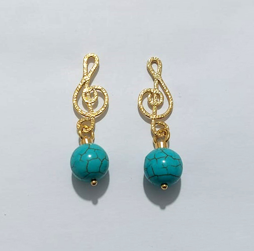 BRINCO FOLHEADO A OURO - BANHADO COM 5 MILÉSIMOS + VERNIZ DIAMOND - BRINCO DE PINO BASE NOTA MUSICAL E PEDRA NATURAL AZUL 12MM - OURO1357