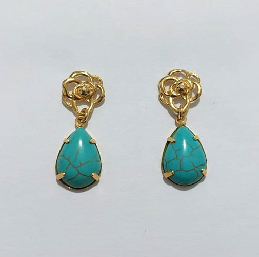 BRINCO FOLHEADO A OURO - BANHADO COM 5 MILÉSIMOS + VERNIZ DIAMOND - BRINCO DE PINO BASE FLOR VAZADA E PEDRA NATURAL GOTA AZUL 15MM - OURO1358