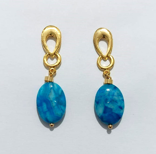 BRINCO FOLHEADO A OURO - BANHADO COM 5 MILÉSIMOS + VERNIZ DIAMOND - BRINCO DE PINO BASE VAZADA E PEDRA NATURAL AZUL 18MM - OURO1359