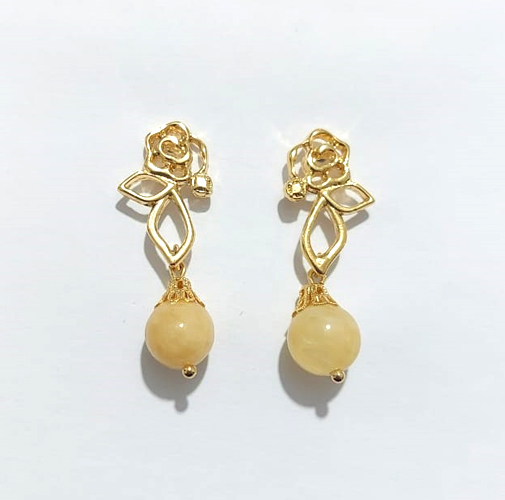 BRINCO FOLHEADO A OURO - BANHADO COM 5 MILÉSIMOS + VERNIZ DIAMOND - BRINCO DE PINO BASE FLOR VAZADA E PEDRA NATURAL BEGE 10MM - OURO1360