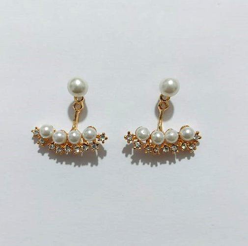 BRINCO FOLHEADO A OURO - BANHADO COM 5 MILÉSIMOS + VERNIZ DIAMOND - BRINCO DE PINO BASE COM PÉROLAS E PÉROLAS E MICROS ZIRCÔNAS 12MM - OURO1362