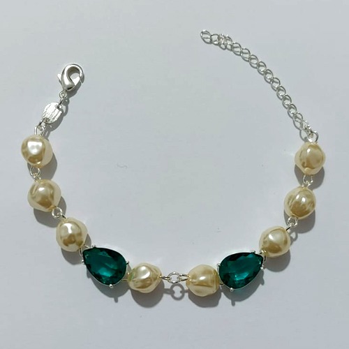 PULSEIRA FOLHEADA A PRATA COM 50 MILÉSIMOS + VERNIZ DIAMOND - PULSEIRA COM PÉROLAS E ZIRCÔNIAS VERDES - TAMANHO: 15CM + EXTENSOR - PRA1002