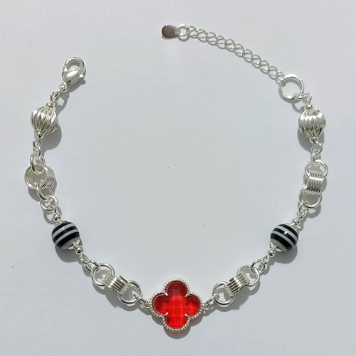 PULSEIRA FOLHEADA A PRATA COM 50 MILÉSIMOS + VERNIZ DIAMOND - PULSEIRA COM ELEMENTOS VAZADOS, ESFERAS LISTRADAS E TREVO TIPO VAN CLEEF VERMELHO - TAMANHO: 18CM + EXTENSOR - PRA1009