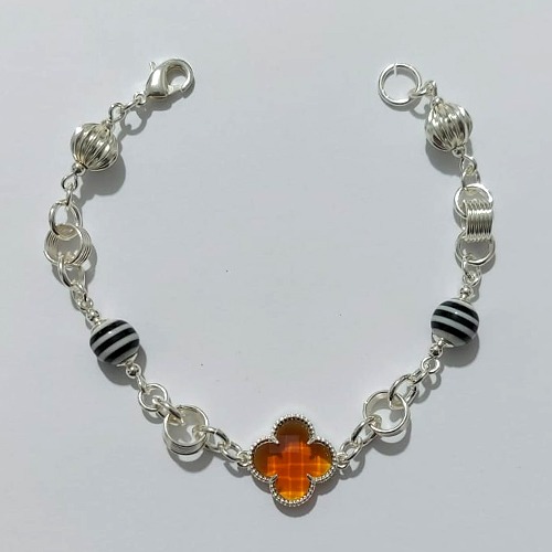 PULSEIRA FOLHEADA A PRATA COM 50 MILÉSIMOS + VERNIZ DIAMOND - PULSEIRA COM ELEMENTOS VAZADOS, ESFERAS LISTRADAS E TREVO TIPO VAN CLEEF MARROM - TAMANHO: 18CM - PRA1010
