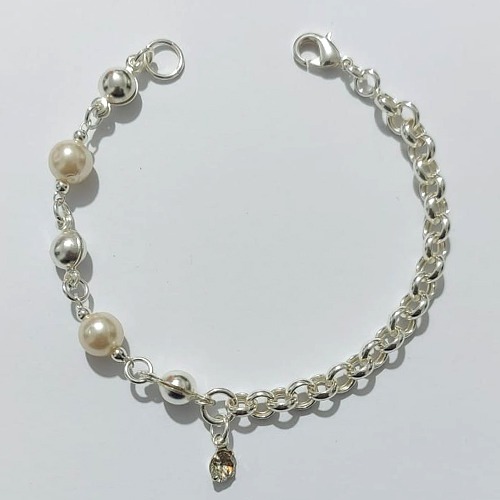 PULSEIRA FOLHEADA A PRATA COM 50 MILÉSIMOS + VERNIZ DIAMOND - PULSEIRA COM ESFERAS E PÉROLAS - TAMANHO: 18CM - PRA1013