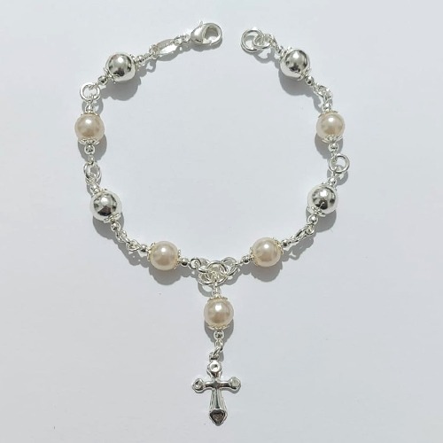 PULSEIRA FOLHEADA A PRATA COM 50 MILÉSIMOS + VERNIZ DIAMOND - PULSEIRA COM ESFERAS E PÉROLAS E CRUCIFIXO- TAMANHO: 19CM - PRA1014