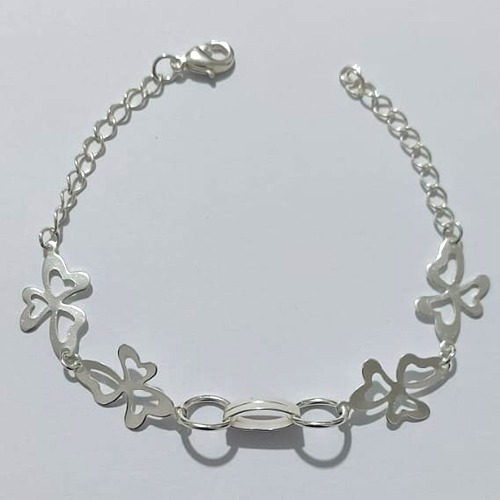 PULSEIRA FOLHEADA A PRATA COM 50 MILÉSIMOS + VERNIZ DIAMOND - PULSEIRA COM ELEMENTOS VAZADOS E FLORES - TAMANHO: 19CM - PRA1015