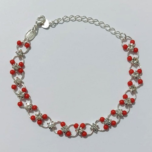 PULSEIRA FOLHEADA A PRATA COM 50 MILÉSIMOS + VERNIZ DIAMOND - PULSEIRA COM ELEMENTOS VAZADOS E MIÇANGAS VERMELHAS E ZIRCÔNIAS - TAMANHO: 16CM + EXTENSOR - PRA1016