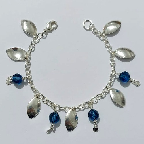 PULSEIRA FOLHEADA A PRATA COM 50 MILÉSIMOS + VERNIZ DIAMOND - PULSEIRA COM MIÇANGAS AZUIS E FOLHAS - TAMANHO: 19CM - PRA1017