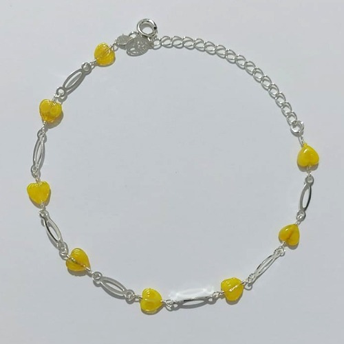 PULSEIRA FOLHEADA A PRATA COM 50 MILÉSIMOS + VERNIZ DIAMOND - PULSEIRA COM ELEMENTOS VAZADOS E CORAÇÕES AMARELOS - TAMANHO: 19CM + EXTENSOR - PRA1019