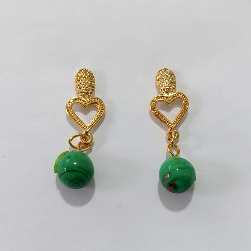 BRINCO FOLHEADO A OURO - BANHADO COM 5 MILÉSIMOS + VERNIZ DIAMOND - BRINCO DE PINO BASE CORAÇÃO E PEDRA NATURAL VERDE 10MM - OURO1364