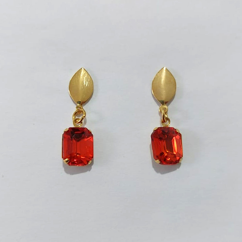 BRINCO FOLHEADO A OURO - BANHADO COM 5 MILÉSIMOS + VERNIZ DIAMOND - BRINCO DE PINO BASE OVAL E ZIRCÔNIA RETANGULAR 8X10MM - OURO1365