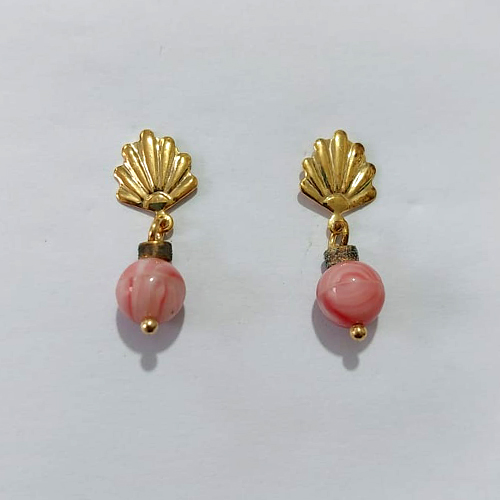 BRINCO FOLHEADO A OURO - BANHADO COM 5 MILÉSIMOS + VERNIZ DIAMOND - BRINCO DE PINO BASE LEQUE E PEDRA NATURAL ROSA 8MM - OURO1369