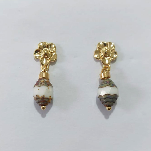 BRINCO FOLHEADO A OURO - BANHADO COM 5 MILÉSIMOS + VERNIZ DIAMOND - BRINCO DE PINO BASE FLOR E PEDRA NATURAL 8MM - OURO1370