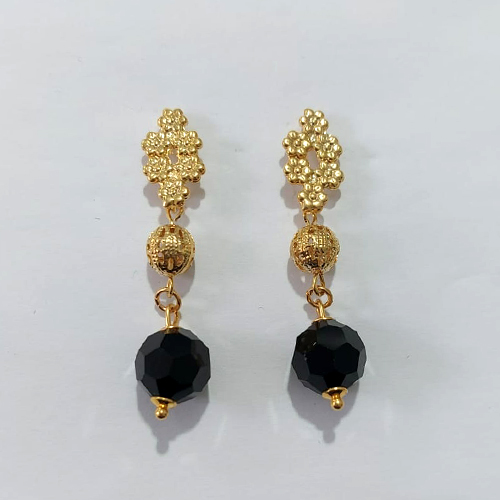 BRINCO FOLHEADO A OURO - BANHADO COM 5 MILÉSIMOS + VERNIZ DIAMOND - BRINCO DE PINO BASE FLOR E COM ESFERA E PEDRA SINTÉTICA PRETA SEXTAVADA 12MM - OURO1375
