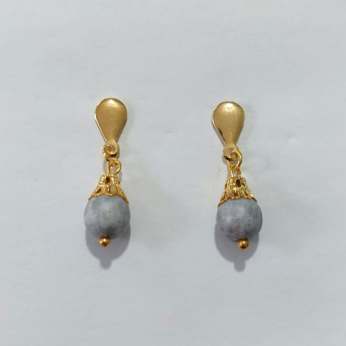 BRINCO FOLHEADO A OURO - BANHADO COM 5 MILÉSIMOS + VERNIZ DIAMOND - BRINCO DE PINO BASE GOTA E PEDRA NATURAL LILÁS 8MM - OURO1377