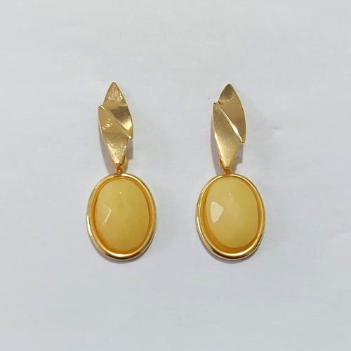 BRINCO FOLHEADO A OURO - BANHADO COM 5 MILÉSIMOS + VERNIZ DIAMOND - BRINCO DE PINO BASE OVAL E PEDRA NATURAL OVAL AMARELA 17MM - OURO1379